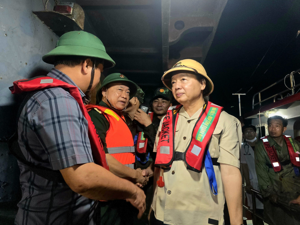 Deputy Prime Minister Tran Hong Ha is present at the site, overseeing the overnight search and recovery operation. (Photo: VNA)