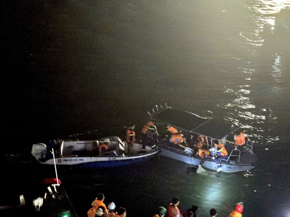 The wrecked boat being pumped to remove water following salvage, 2:00am, July 20. (Photo: VNA)