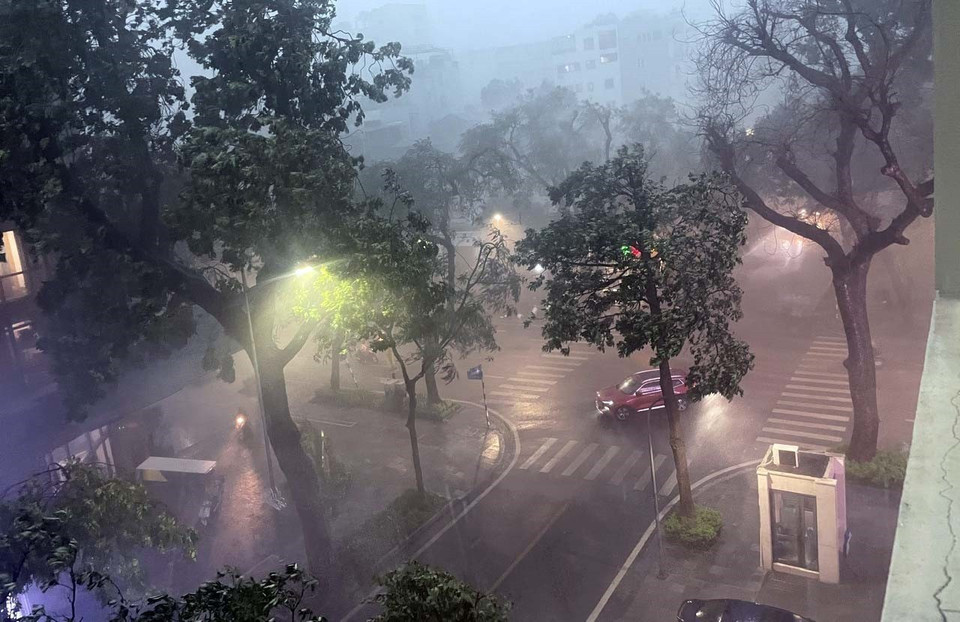 Heavy rain and fierce winds sweep through the city. (Photo: VNA)
