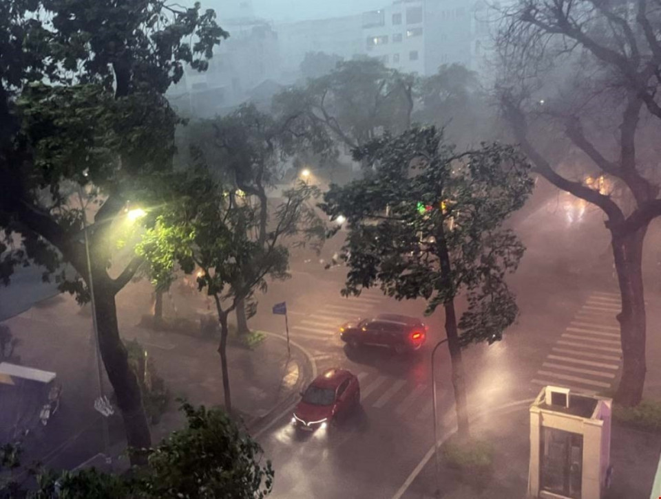 Heavy rain and fierce winds sweep through the city. (Photo: VNA)