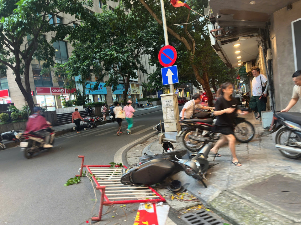 Multiple vehicles are knocked over by the wind. (Photo: VNA)