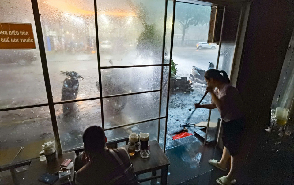 A local shop cuts its power supply as a precaution against fire and explosion. (Photo: VNA)