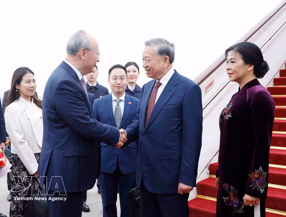 A welcome ceremony is held for Party General Secretary and State President To Lam and his spouse at Beijing Capital International Airport. (Photo: VNA)