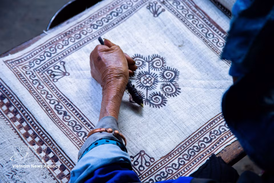 Through skilled craftsmanship and creative thinking, Mong women have turned hemp fibres into cultural ambassadors. (Photo: VNA)