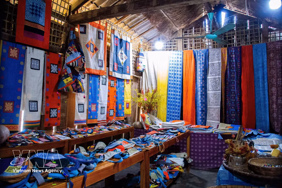 Handcrafted products such as clothing, bags, purses and scarves are displayed, helping bring the traditional craft closer to visitors. (Photo: VNA)