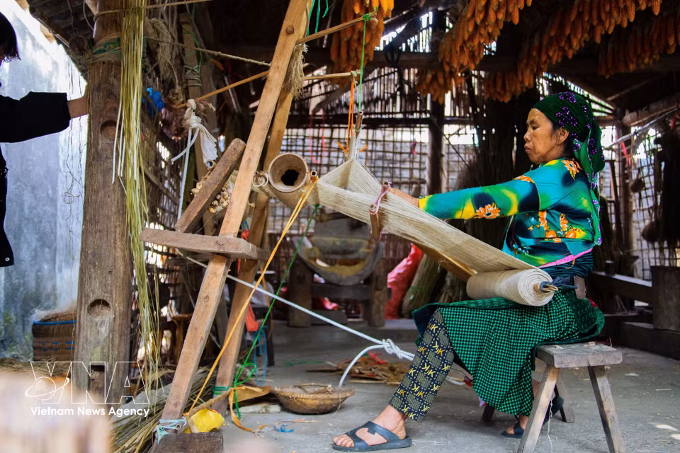 Beside the spinning wheel, skilled hands remain devoted to the craft despite the pressures of modern life. (Photo: VNA)