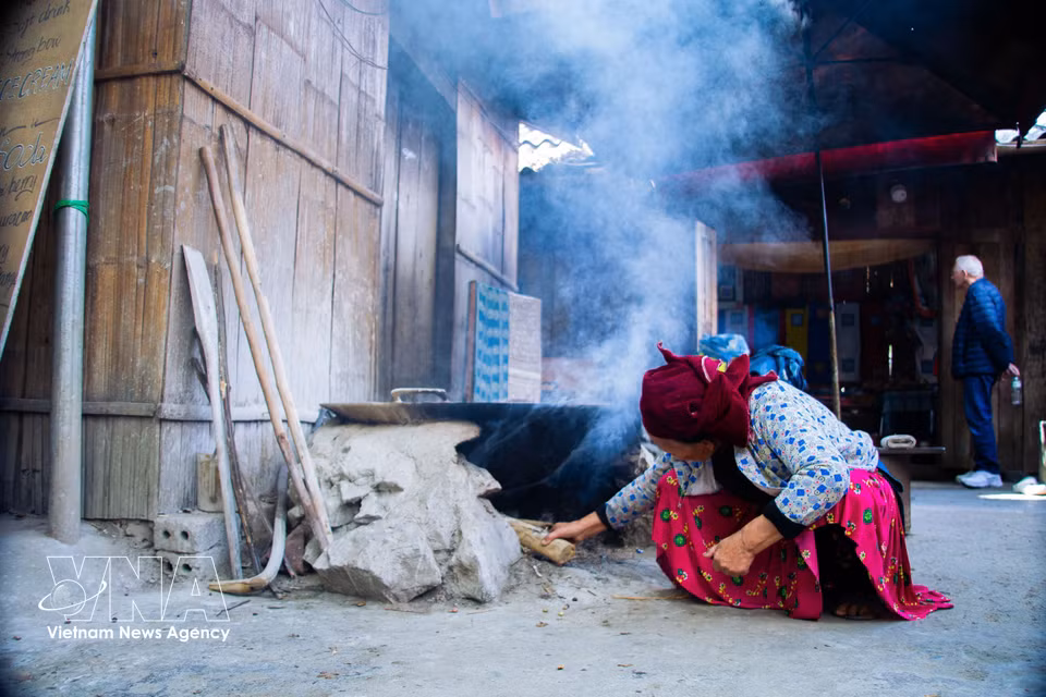 After spinning, the fibres are tied, soaked and boiled several times in ash water to make them softer and whiter, before a final boil with beeswax to enhance their smoothness and sheen. (Photo: VNA)