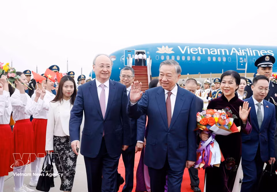 A welcome ceremony is held for Party General Secretary and State President To Lam and his spouse at Beijing Capital International Airport. (Photo: VNA)