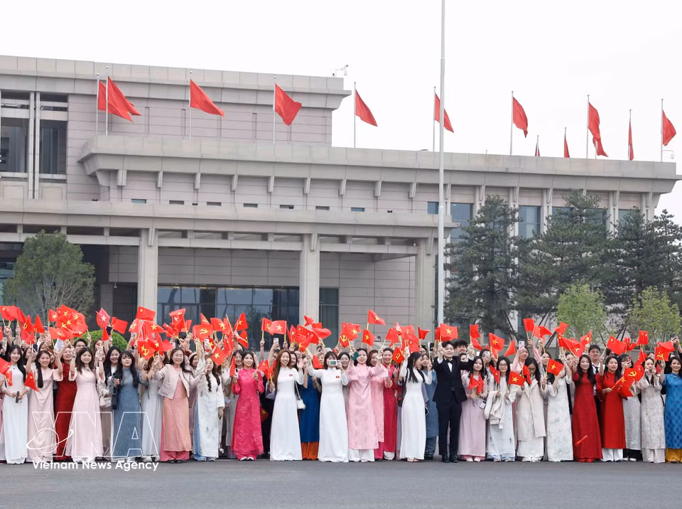 Representatives of the Vietnamese community and students in China welcome Party General Secretary and State President To Lam and his spouse at Beijing Capital International Airport. (Photo: VNA)