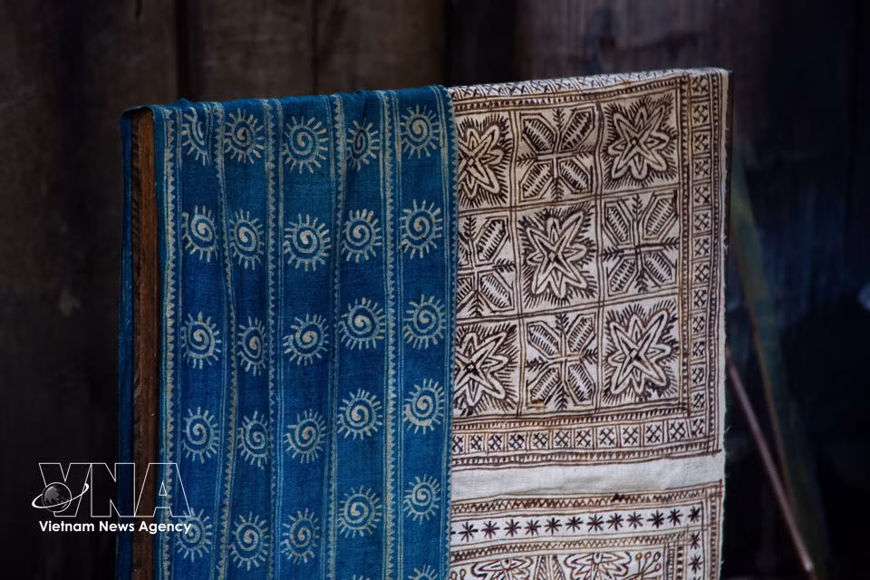 The finished linen, adorned with distinctive Mong motifs, is the result of dozens of manual steps, reflecting precision, patience and generations of inherited skill. (Photo: VNA)