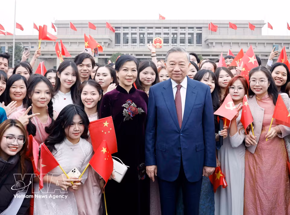 Representatives of the Vietnamese community and students in China welcome Party General Secretary and State President To Lam and his spouse at Beijing Capital International Airport. (Photo: VNA)