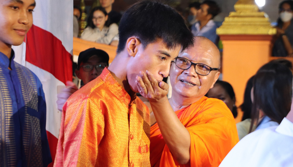Ritual of offering flattened young rice during the Moon Worshipping Ceremony. (Photo: VNA)