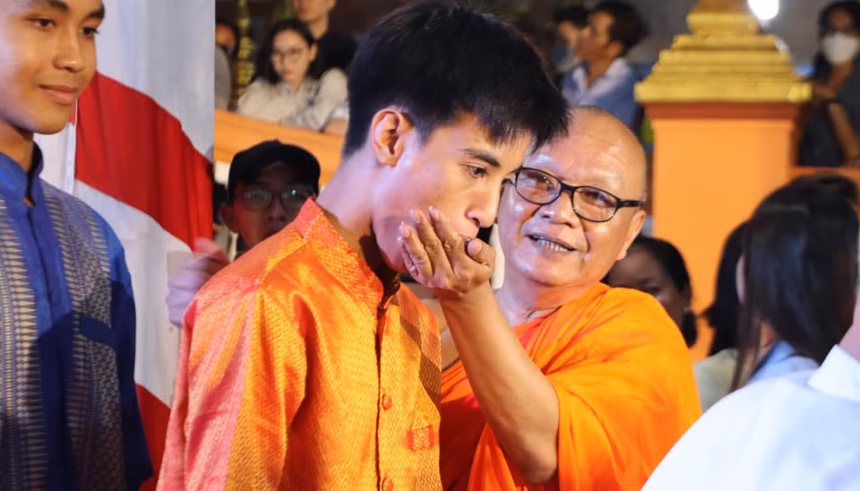 Ritual of offering flattened young rice during the Moon Worshipping Ceremony. (Photo: VNA)