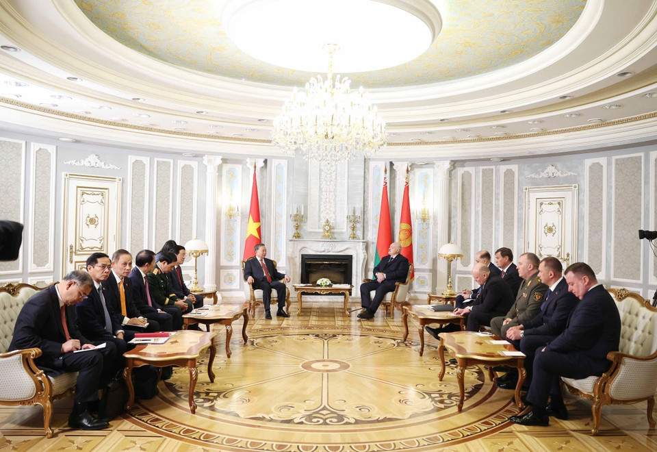 General Secretary To Lam holds a private meeting with Belarusian President Aleksandr Lukashenko before their official talks. (Photo: VNA)