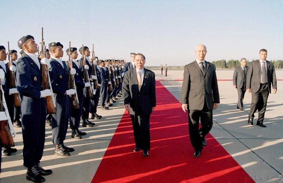 Moroccan Prime Minister Driss Jettou and Prime Minister Phan Van Khai inspect the guard of honour during an official visit to Morocco (November 17–20, 2004). (Photo: VNA)
