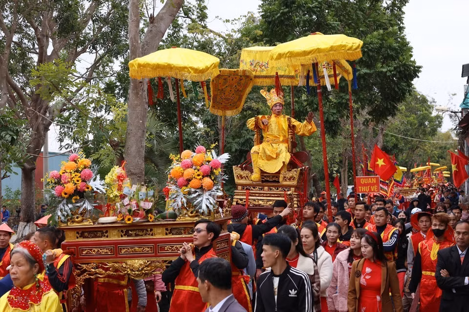According to legend, the kings, lords, and court officials of the Thuc Dynasty used to return to Sai Temple in Thuy Loi commune annually to pay homage and express gratitude to Saint Huyen Thien Tran Vu, who helped the king complete the construction of Co Loa Citadel to defend against invaders. Later, the king granted the villagers of Thuy Loi the right to hold a ceremony featuring a mock king, lord, and court officials, preparing offerings at Sai Temple on the 11th day of the first lunar month to worship the holy deity. In the photo: The mock King procession from the village communal house to Sai Temple. (Photo: VNA)