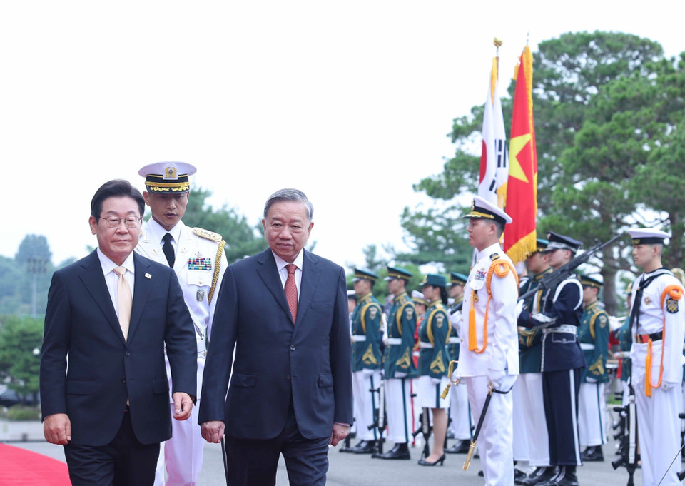 President Lee Jae Myung and Party General Secretary To Lam review honour guard at welcome ceremony. (Photo: VNA)