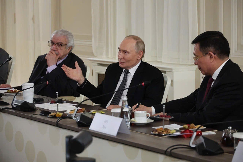 President Vladimir Putin responds to interview questions during the meeting with OANA delegation heads and international media representatives. (Photo: VNA)