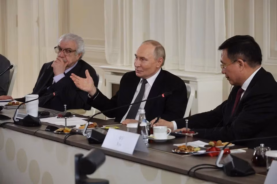 President Vladimir Putin responds to interview questions during the meeting with OANA delegation heads and international media representatives. (Photo: VNA)