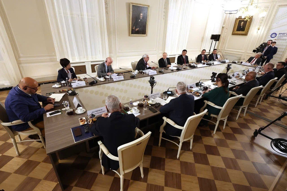 Overview of the meeting and interview between President Vladimir Putin and OANA delegation heads alongside major international media representatives. (Photo: VNA)