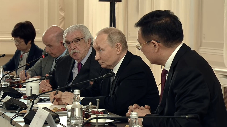 Russian President Vladimir Putin at the meeting with OANA delegation heads and representatives of major global media outlets. (Photo: VNA)