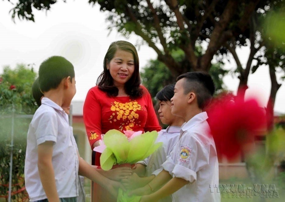 Teacher Dinh Thi Thuy cares for orphans abandoned by their parents and living with HIV/AIDS at a classroom of the Education, Labour and Social Affairs Centre No 2, Hanoi. (Photo: VNA)
