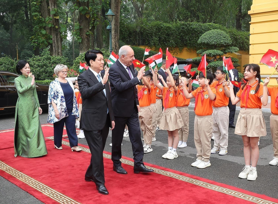 State President Luong Cuong and spouse, together with Hungarian President Sulyok Tamas and spouse, meet with Hanoi children. (Photo: VNA)