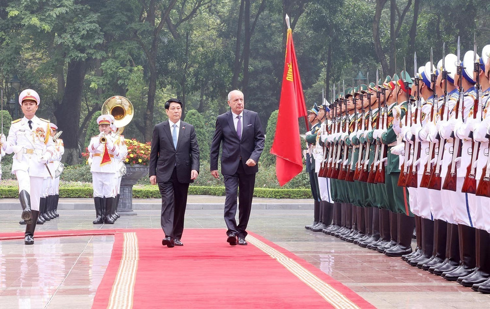 State President Luong Cuong and Hungarian President Sulyok Tamas inspect the Guard of Honour of the Vietnam People’s Army. (Photo: VNA)