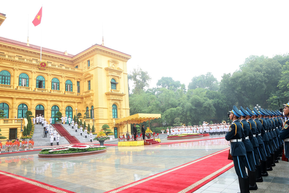 Official welcome ceremony held for Hungarian President Sulyok Tamas and his spouse on official visit to Vietnam. (Photo: VNA)