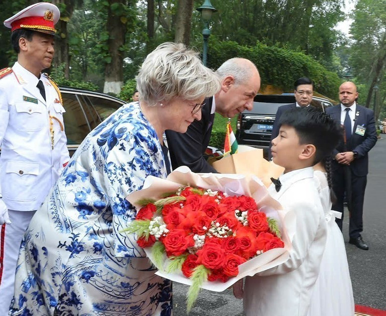 Hanoi children present flowers to welcome Hungarian President Sulyok Tamas and his spouse on official visit to Vietnam. (Photo: VNA)