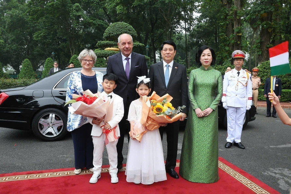 State President Luong Cuong and spouse welcome Hungarian President Sulyok Tamas and spouse. (Photo: VNA)
