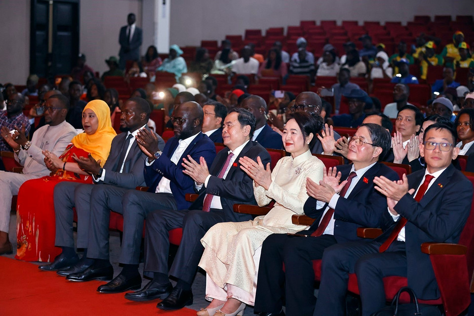 National Assembly Chairman Tran Thanh Man and his spouse watch the performance by martial artists of the Senegal Vovinam Federation. (Photo: VNA)