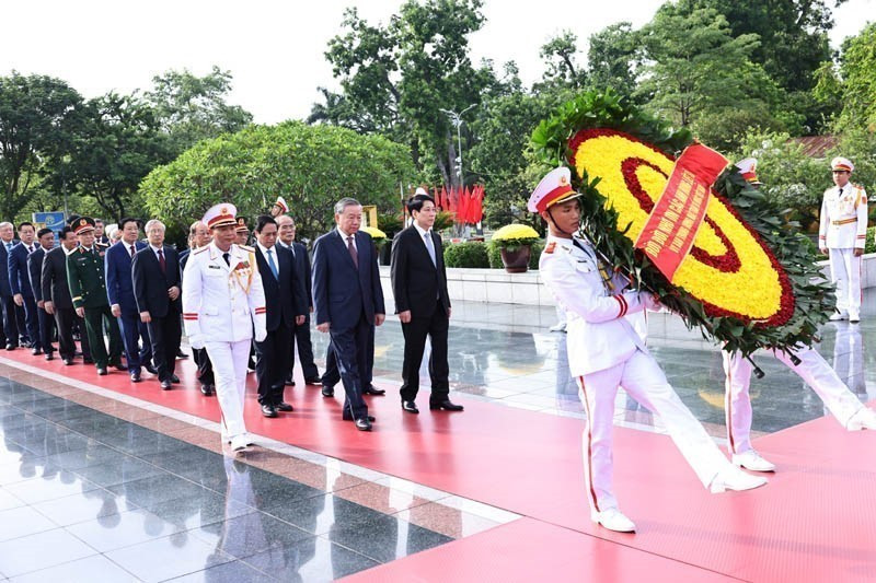 Party and State leaders and former leaders lay wreaths at the Monument to Heroic Martyrs on Bac Son Street (Ba Dinh, Hanoi). (Photo: VNA)