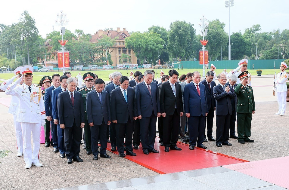 Party and State leaders and former leaders pay tribute to President Ho Chi Minh. (Photo: VNA)