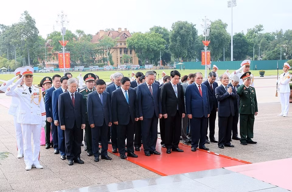 Party and State leaders and former leaders pay tribute to President Ho Chi Minh. (Photo: VNA)
