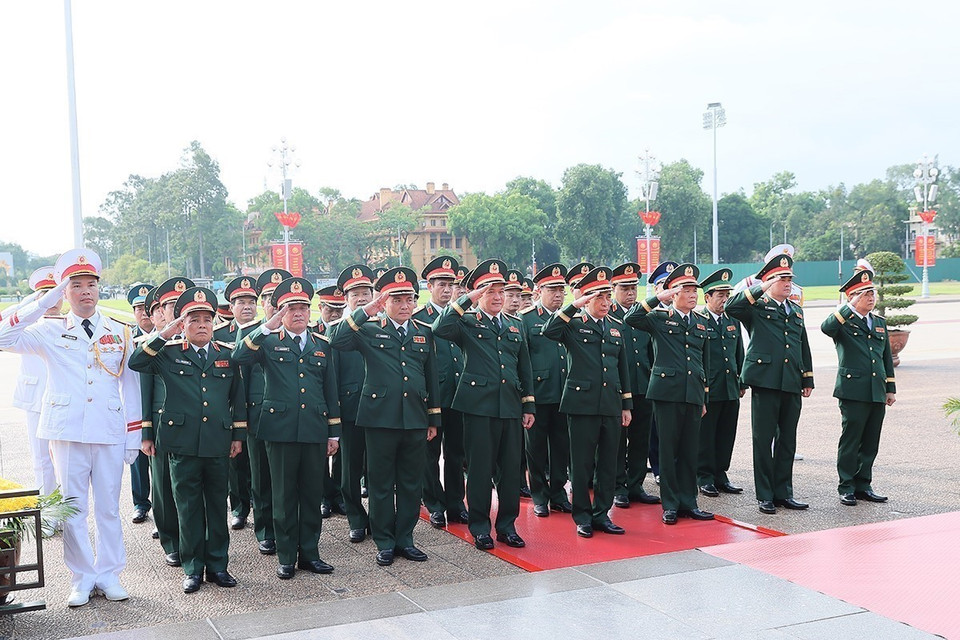A delegation of the Central Military Commission and the Ministry of National Defence pay tribute to President Ho Chi Minh. (Photo: VNA)