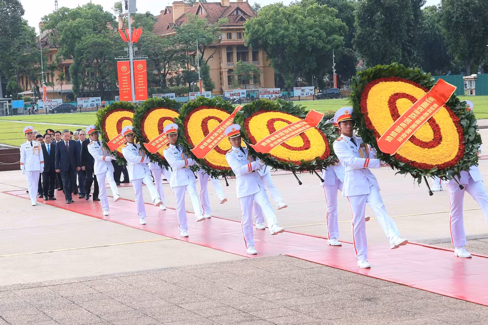 Party and State leaders and former leaders lay wreaths and pay tribute to President Ho Chi Minh. (Photo: VNA)