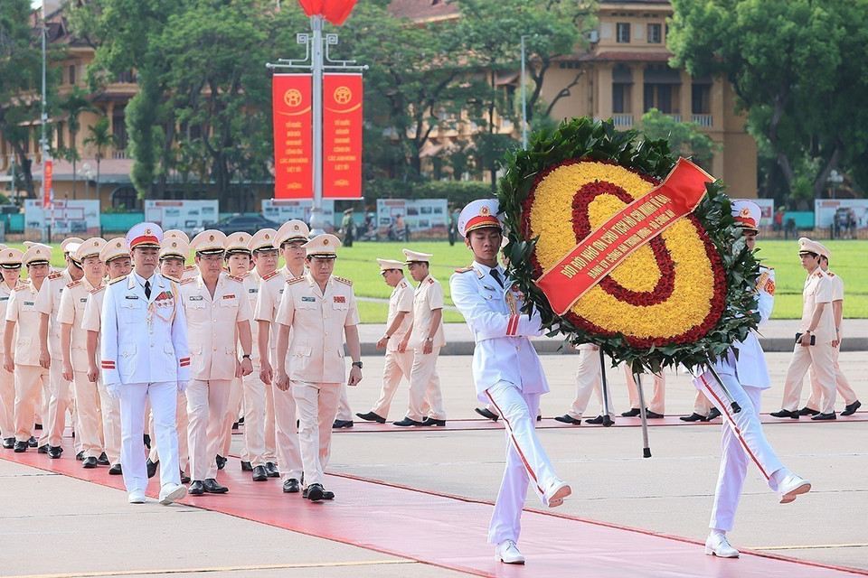 A delegation of the Central Public Security Party Committee and the Ministry of Public Security lays a wreath in tribute to President Ho Chi Minh. (Photo: VNA)