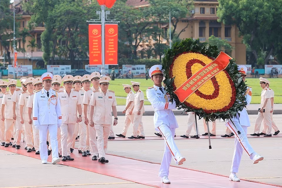 A delegation of the Central Public Security Party Committee and the Ministry of Public Security lays a wreath in tribute to President Ho Chi Minh. (Photo: VNA)