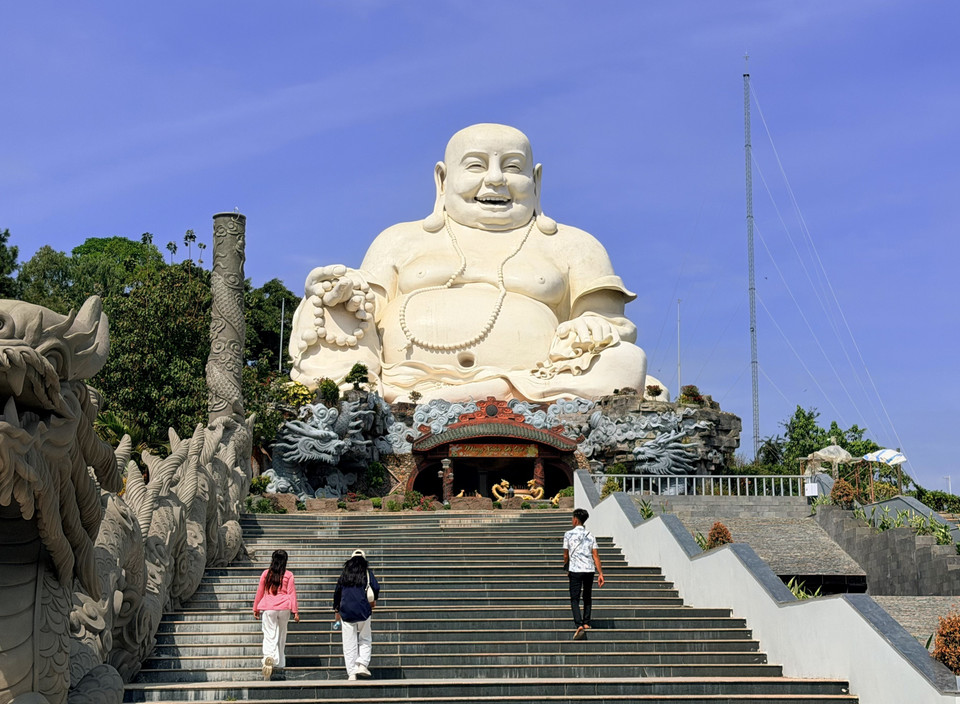 The statue draws large numbers of visitors and Buddhists each day. (Photo: VNA)