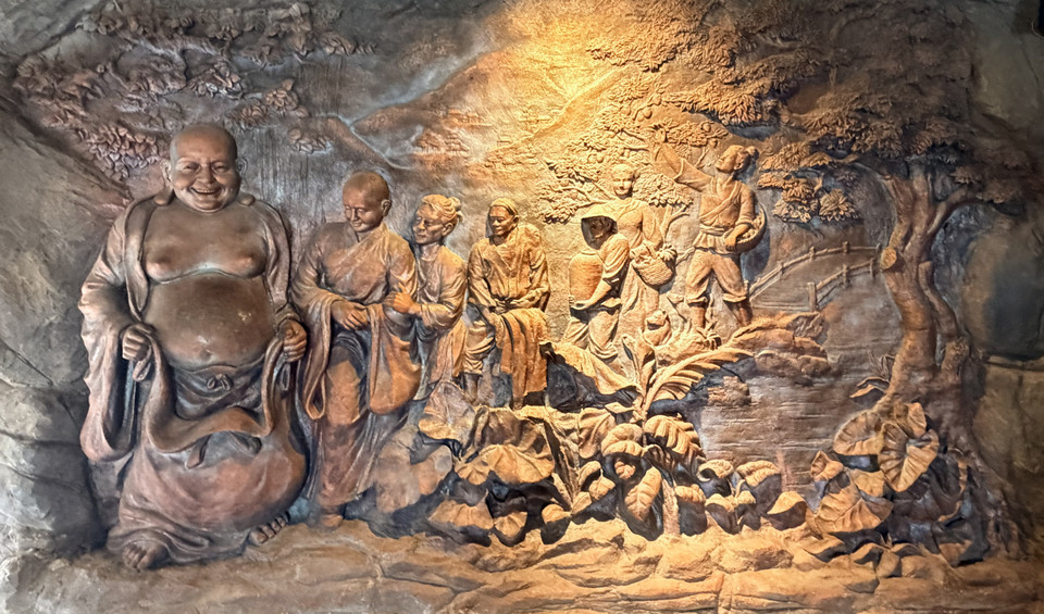 Inside the Maitreya Buddha statue, vivid sculptures depict the spiritual life of residents in the Bay Nui (Seven Mountains) area of An Giang. (Photo: VNA)