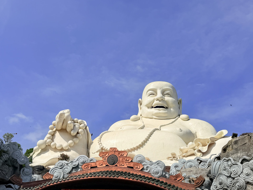 Constructed in 2004 and completed in December 2005, the statue stands 33.6 metres tall, weighs nearly 1,700 tonnes, and sits more than 500 metres above sea level. (Photo: VNA)