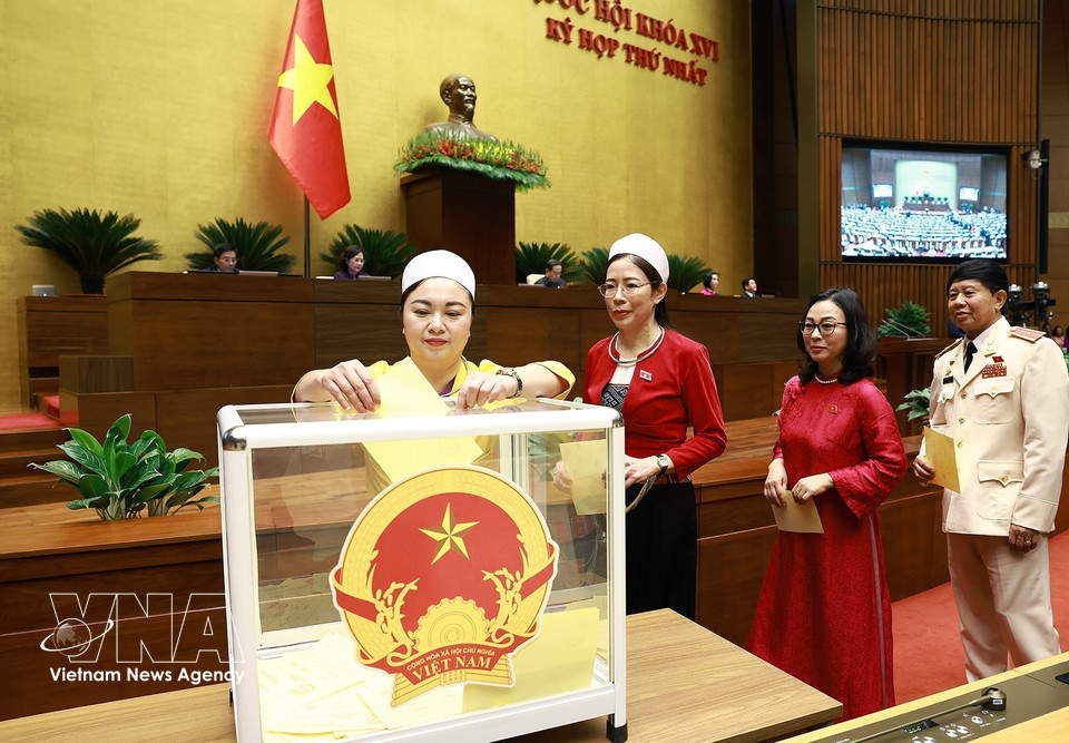 NA deputies cast their ballots to elect the State President. (Photo: VNA)