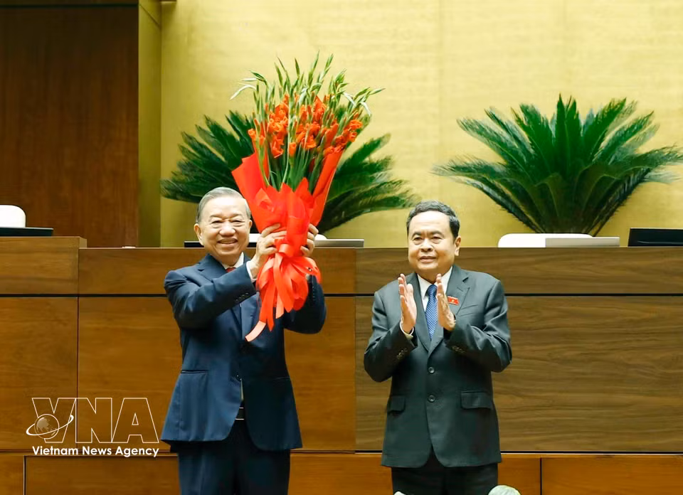 National Assembly Chairman Tran Thanh Man, on behalf of Party and State leaders and deputies of the 16th National Assembly, presents flowers to congratulate General Secretary and State President To Lam. (Photo: VNA)
