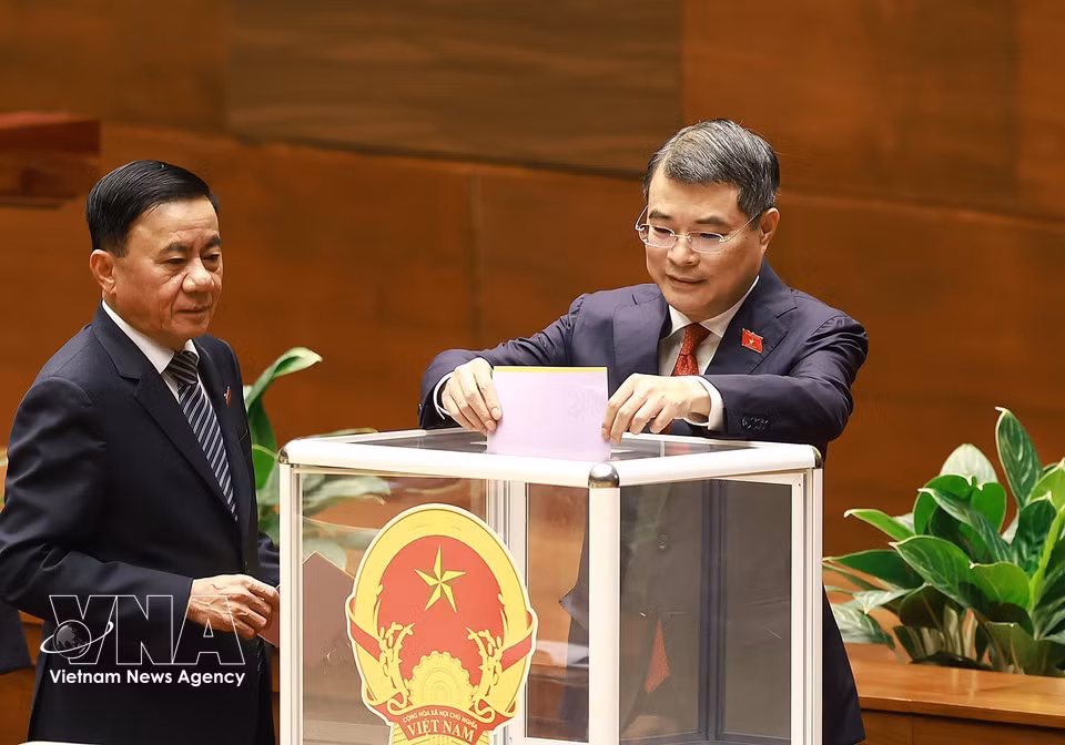 National Assembly deputies cast their ballots. (Photo: VNA)