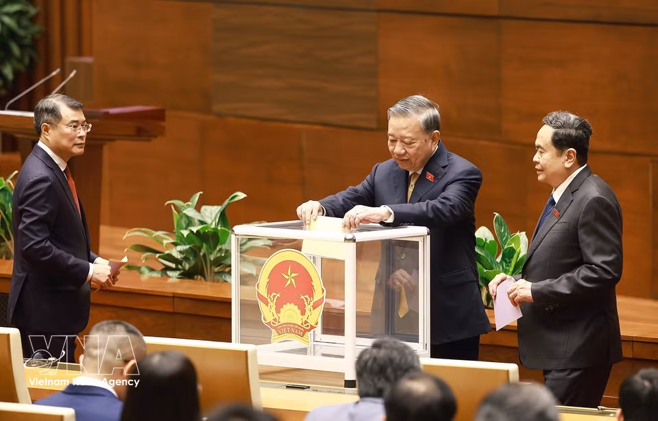 General Secretary To Lam and National Assembly deputies cast their ballots. (Photo: VNA)