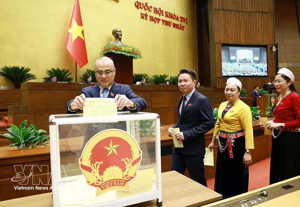 NA deputies cast their ballots to elect the State President. (Photo: VNA)