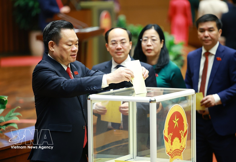 NA deputies cast their ballots to elect the State President. (Photo: VNA)