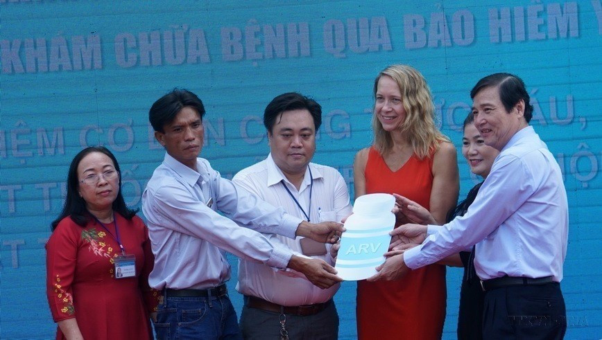 A symbolic ARV medicine box is presented to Binh Chanh Preventive Health Centre in Ho Chi Minh City, funded by the US Centers for Disease Control and Prevention (CDC). (Photo: VNA)
