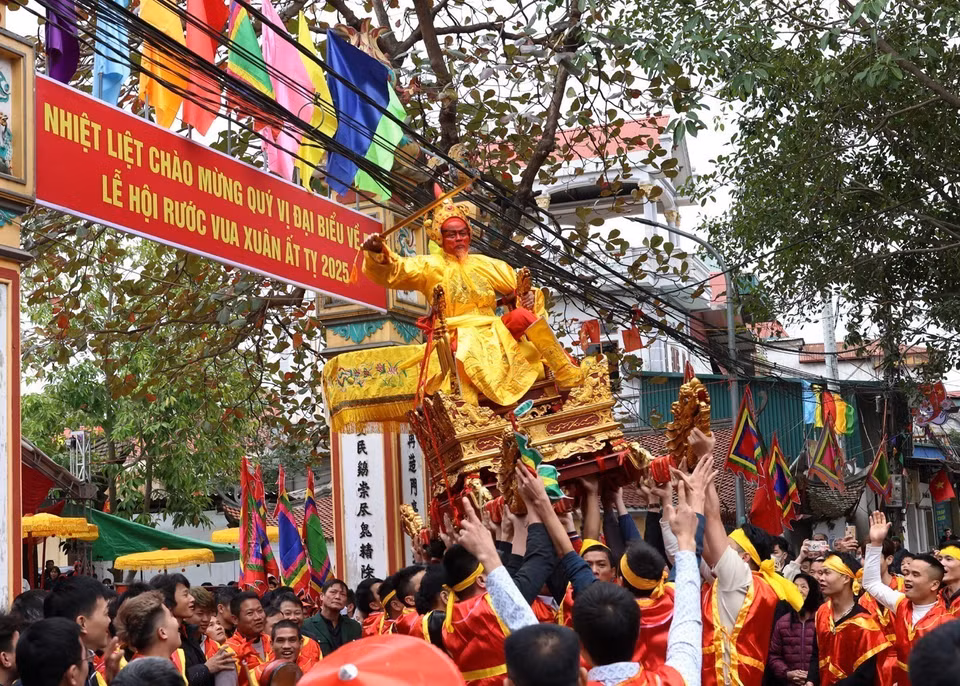 The Lord’s procession to the village communal house. (Photo: VNA)